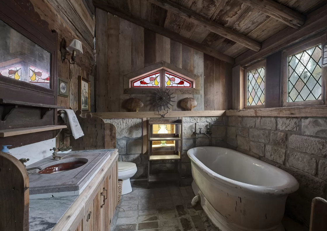 Wow! Johnny Cash’s house “Sycamore Homestead” almost six acres in Tennessee.